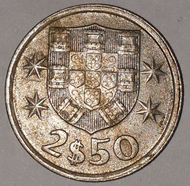 1977 - 2.5 ESCUDOS - 2$50 - 2 1/2 - PORTUGAL - PORTUGUESA - KM#590 - COPPER-NICKEL - PORTUGUESE